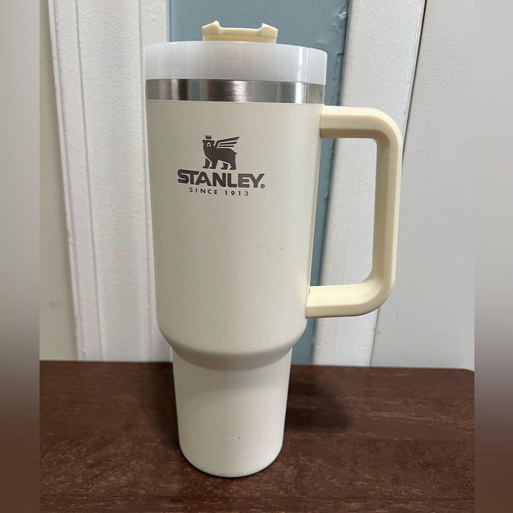 Stanley Cup 40 oz Tumbler Quencher Flowstate Cream NO STRAW!!